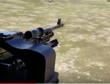 Άσκηση βολής με πολυβόλα M240B από ελικόπτερο CH-47 Chinook! (βίντεο)